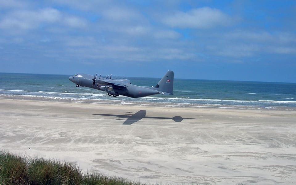 Flyvevåbnets Hercules lander på stranden - flyvere.dk